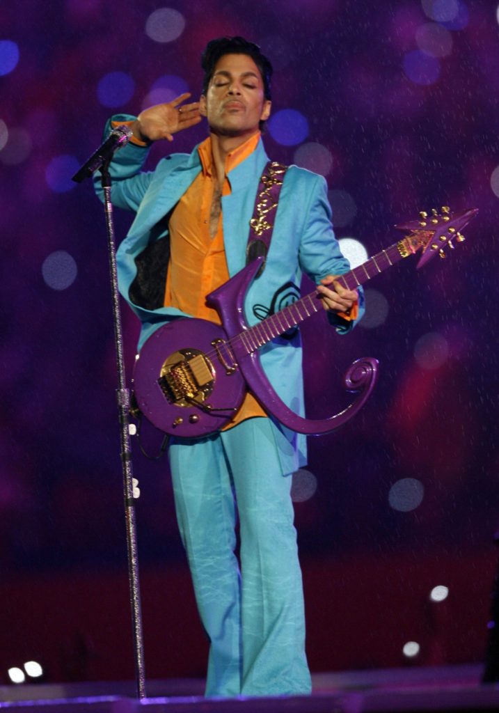 ct-prince-super-bowl-halftime-review-20160421