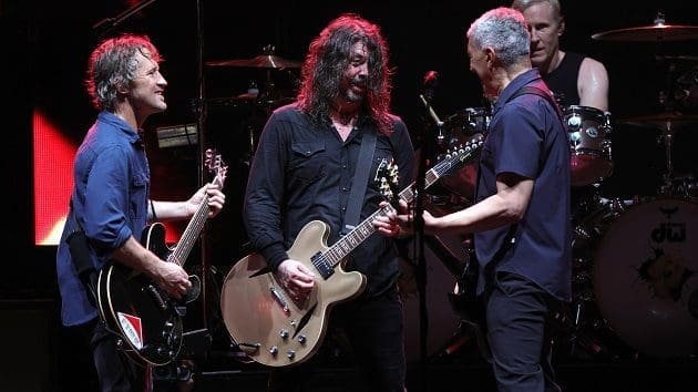 Foo Fighters’ Chris Shiflett interviews Dave Grohl & Pat Smear on ﻿’Shred with Shifty’﻿ podcast