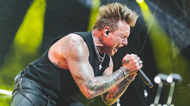 ​Papa Roach recreates “Last Resort” video for magazine cover shoot 